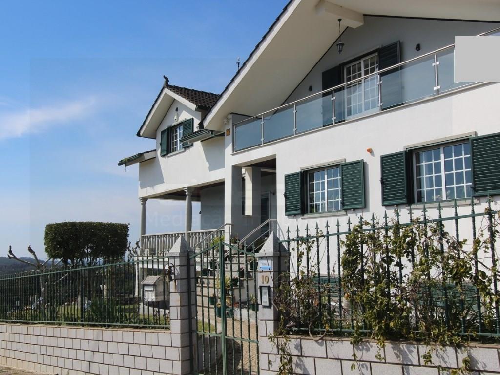 5 bedroom villa with land, in Covas - Stunning Views and Absolute Comfort