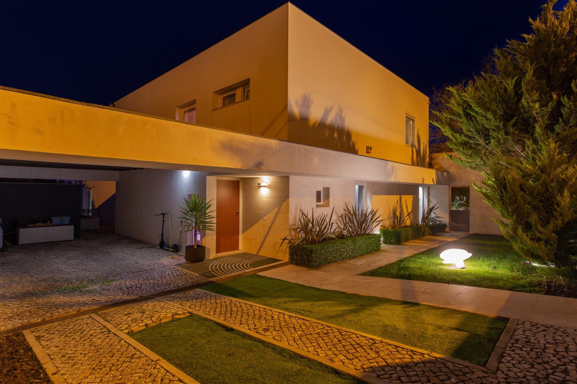 4 Bedroom House | Modern Lines | Garden | Luminous | To Live Indoors And Outside The Home | Paço De 