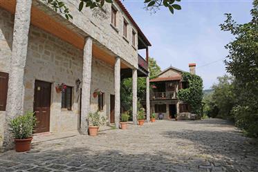 Quinta com 2 casas em granito, com mais de 200 anos, renovadas, situada no belo Vale do Alva, rodead
