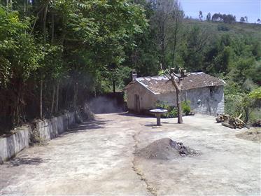Petite ferme avec maison et annexe, avec terrain, à côté de la rivière Ceira
