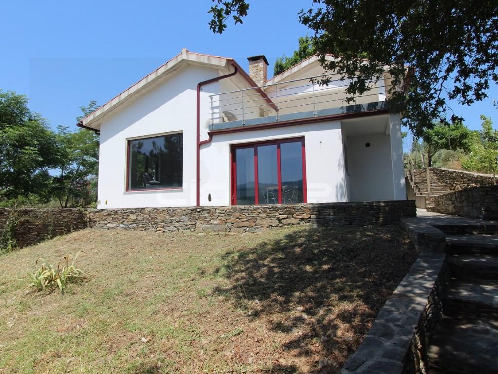 Farm with 2 bedroom villa, terrace and wonderful views of the mountains, a few minutes from Coja