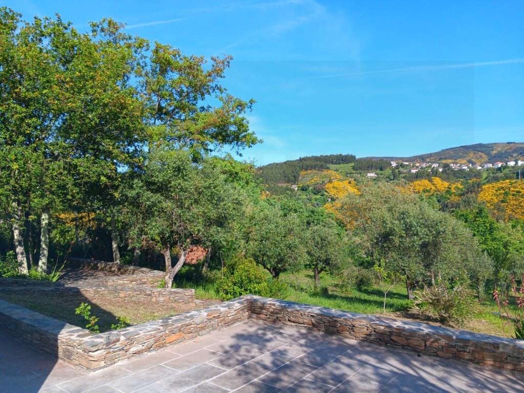 Farm with 2 bedroom villa, terrace and wonderful views of the mountains, a few minutes from Coja