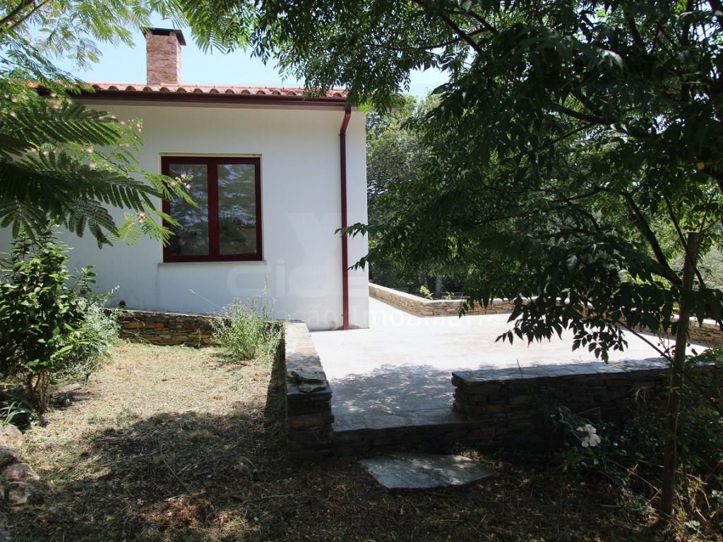 Farm with 2 bedroom villa, terrace and wonderful views of the mountains, a few minutes from Coja