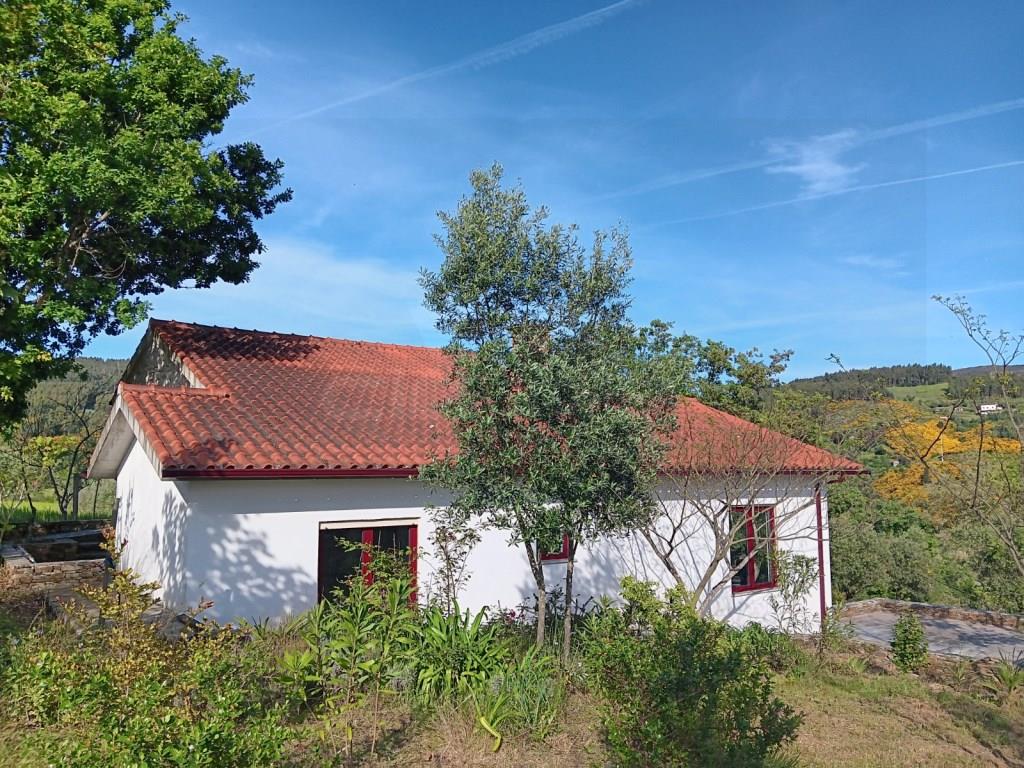 Farm with 2 bedroom villa, terrace and wonderful views of the mountains, a few minutes from Coja