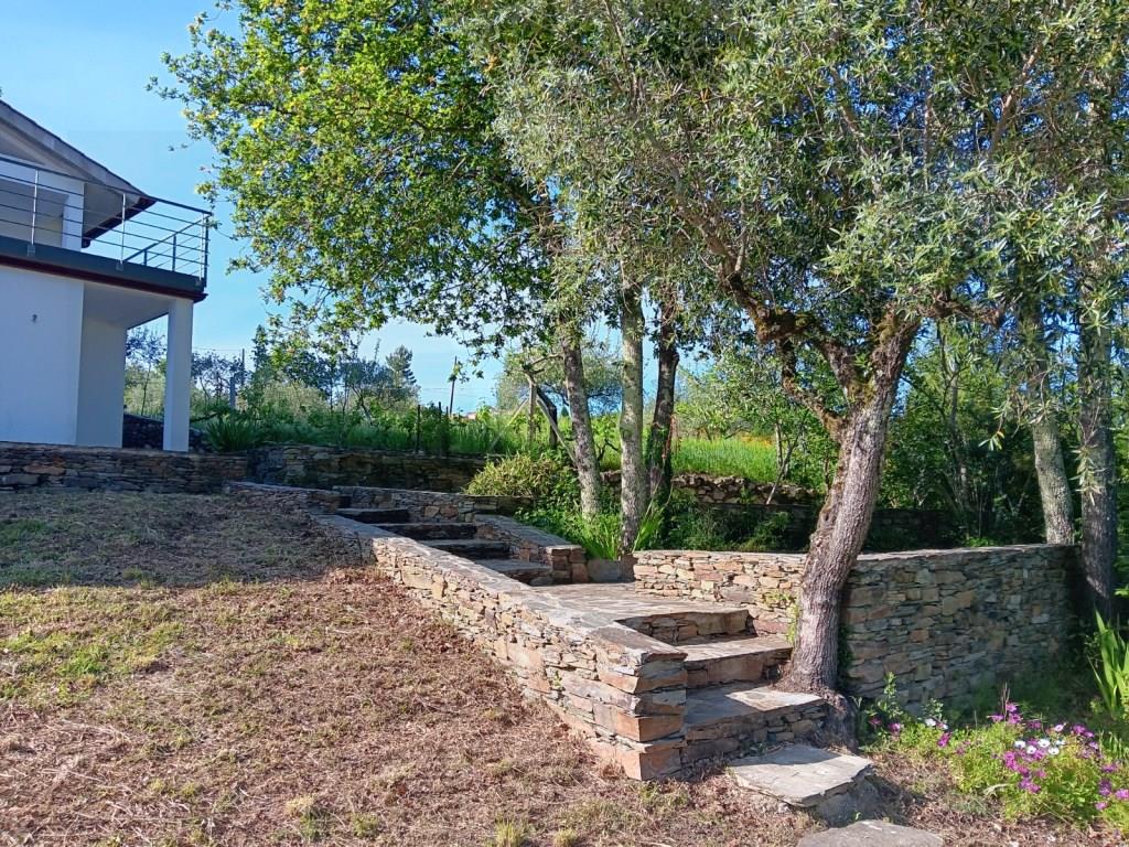 Farm with 2 bedroom villa, terrace and wonderful views of the mountains, a few minutes from Coja