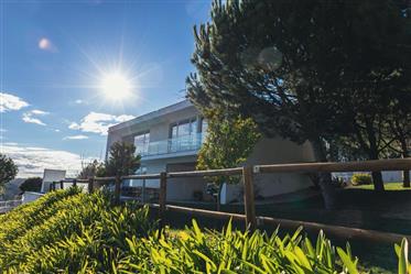 Moradia de arquitetura moderna T3 + estúdio, com piscina e vista para a Serra da Estrela