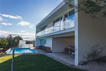 Moradia de arquitetura moderna T3 + estúdio, com piscina e vista para a Serra da Estrela