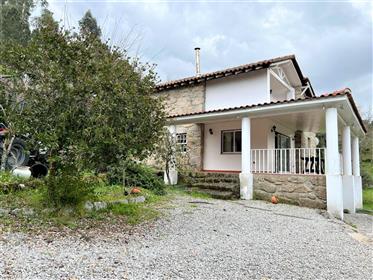 Farm with villa + annex, with garden and swimming pool, inserted in a large plot, a few km fro