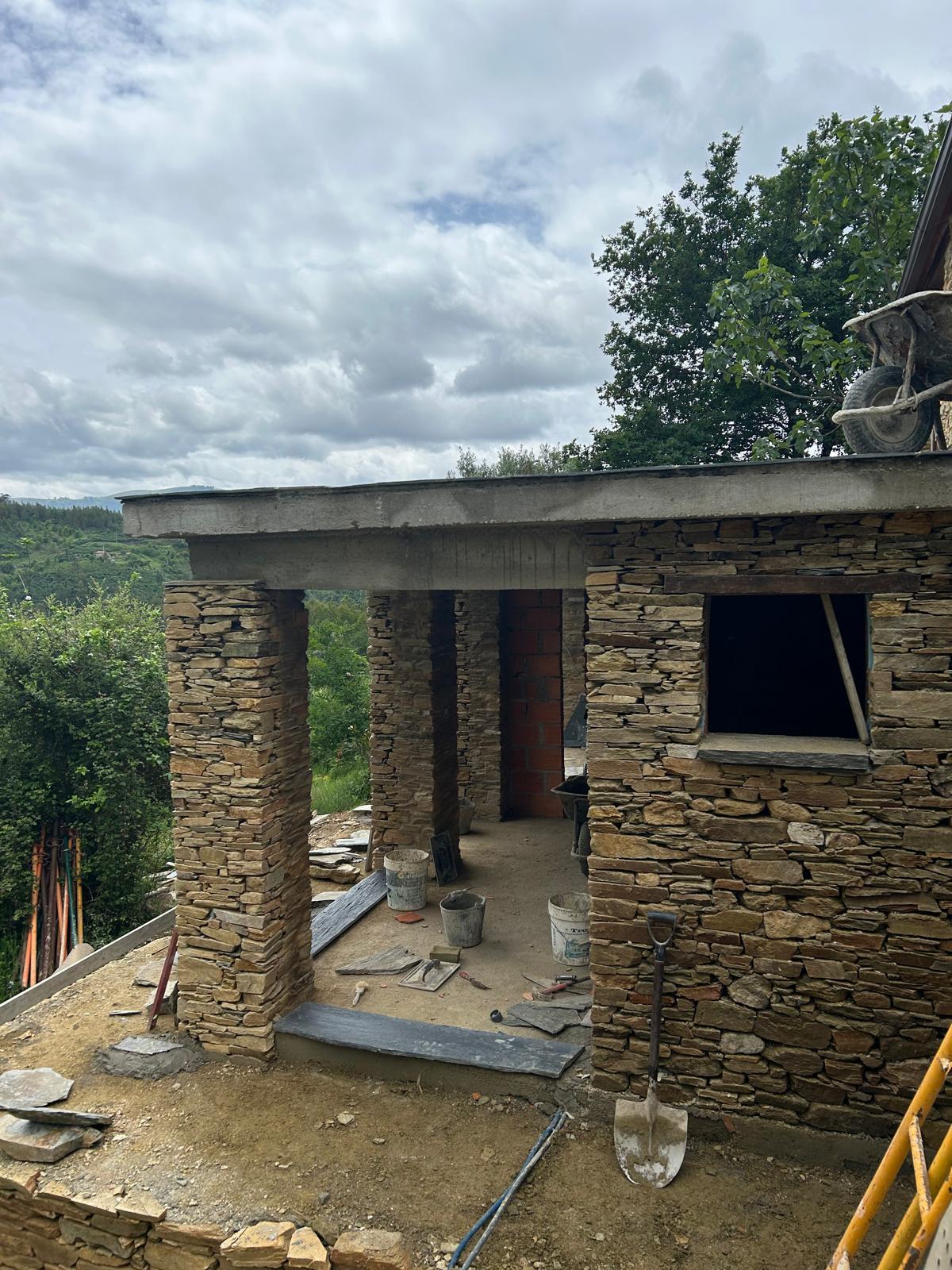 Schist house, in the final stages of construction, with land and views, just a few minutes from Coja