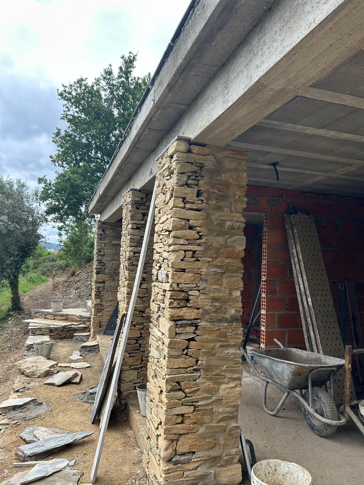 Schist house, in the final stages of construction, with land and views, just a few minutes from Coja