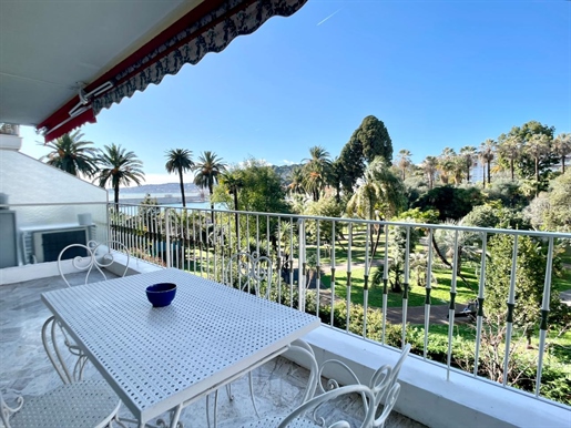 Large 3-room apartment of 81.8 sqm offering a magnificent view of the sea and its park.