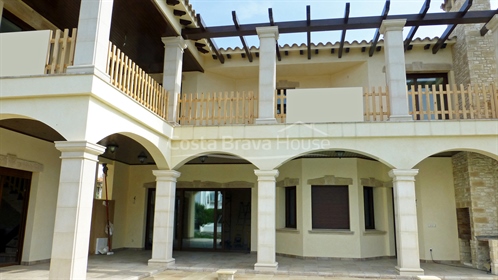 Luxe huis met eigen aanlegsteiger te koop in Empuriabrava