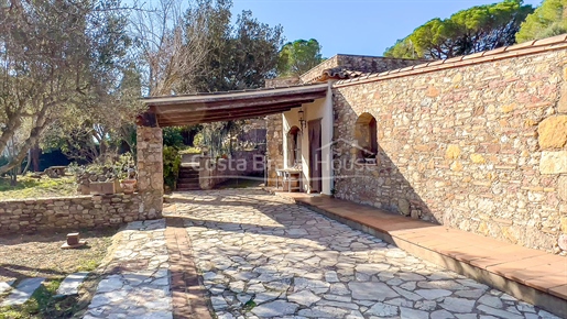 Country house in Llafranc: perfect combination of Empordà tranquillity with Mediterranean lifestyle.