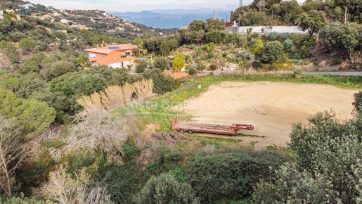 Plot for sale in Begur, to build single-family house with garage and pool