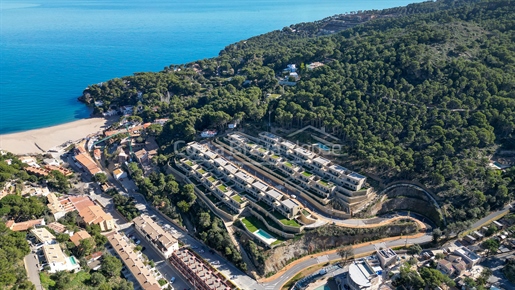 Complexe résidentiel de luxe sur la plage de Sa Riera (Begur), avec vue mer et piscine. Derniers app