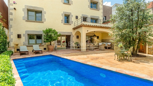 Casa de pueblo íntegramente reformada en venta en Begur con 200 m² de patio y piscina