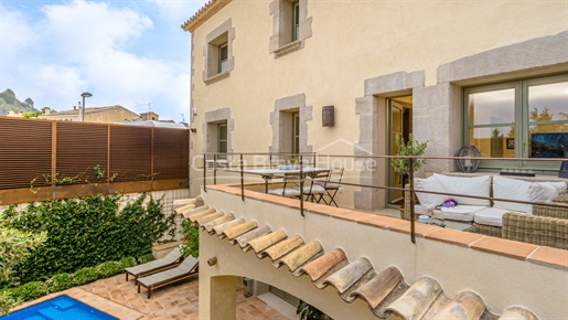 Maison de village entièrement rénovée à vendre à Begur avec 200 m² de cour et piscine