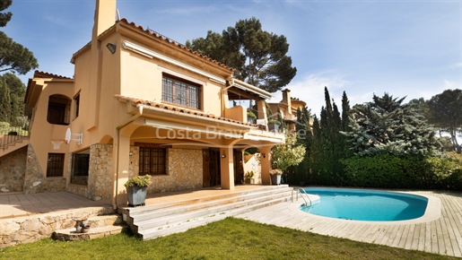 Luxe huis in mediterrane stijl te koop in Tamariu met veel grond en tuin met zwembad