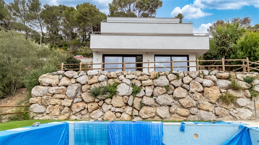 Nuova casa sulla spiaggia di Sa Riera, Begur - Design moderno e sostenibile con vista sulla natura