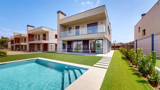 Nieuw gebouwd luxe huis met tuin en zwembad in Pals, op slechts een paar minuten lopen van het cent