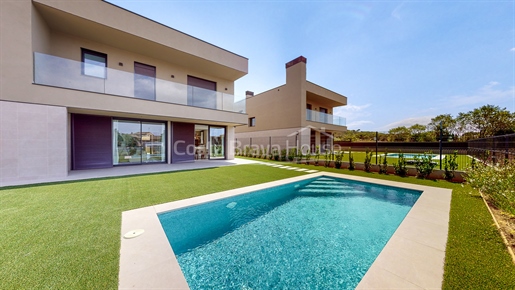 Nieuw gebouwd luxe huis met tuin en zwembad in Pals, op slechts een paar minuten lopen van het cent