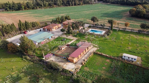 Country house with a lot of land, two houses and stables in Vulpellac, 5 min from La Bisbal and 10 m