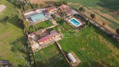 Country house with a lot of land, two houses and stables in Vulpellac, 5 min from La Bisbal and 10 m