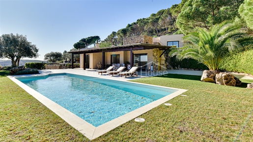 Découvrez cette villa exceptionnelle de luxe à Aiguablava, Begur. Intimité maximale dans une urbanis