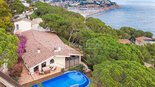 Casa con impresionantes vistas al mar, jardín con piscina desbordante y garaje en Sant Feliu de Guíx