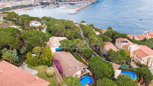 Haus mit herrlichem Meerblick, Garten mit Infinity-Pool und Garage in Sant Feliu de Guíx