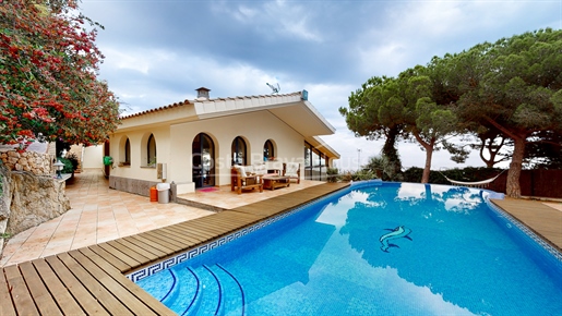 Haus mit herrlichem Meerblick, Garten mit Infinity-Pool und Garage in Sant Feliu de Guíx