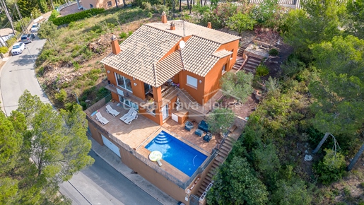 Descubre el encanto y confort de esta casa con piscina en venta en Residencial Begur, Costa Brava