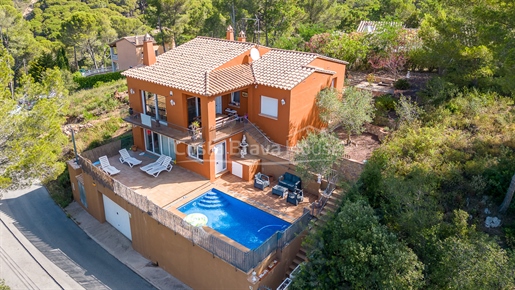 Descubre el encanto y confort de esta casa con piscina en venta en Residencial Begur, Costa Brava