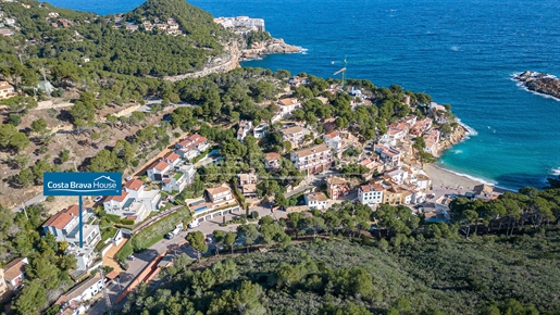 Duplex de luxe à vendre à Sa Tuna, Begur: Confort et vues sur la mer avec terrasse exclusive et gara