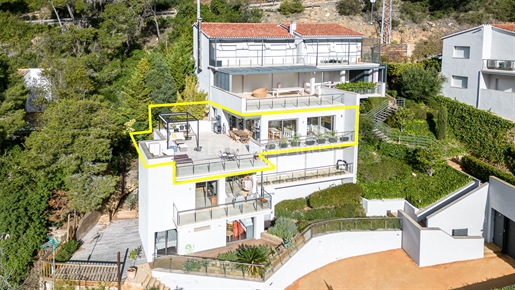 Luxe duplex te koop in Sa Tuna, Begur: Comfort en uitzicht op zee met exclusief terras en garage.