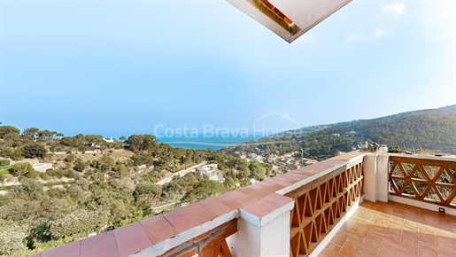 Exclusiva casa mediterránea en venta en Sa Riera, Begur, con vistas al mar y piscina