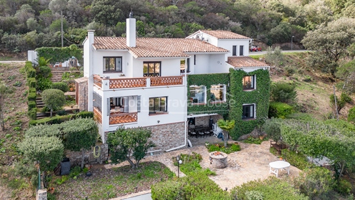 Exclusiva casa mediterránea en venta en Sa Riera, Begur, con vistas al mar y piscina