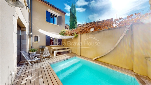 Charming renovated stone house in the centre of Peralada, with garage and inner courtyard with pool.