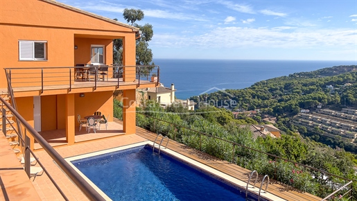 Casa con vistas al mar y piscina en venta a 4 minutos de playa Sa Riera y del centro de Begur