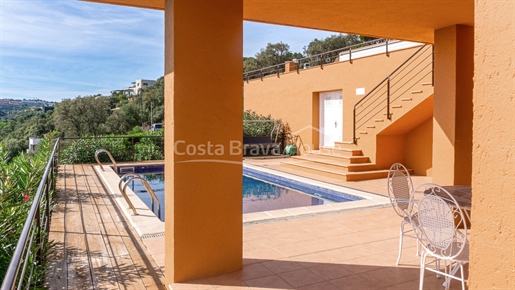 Casa con vistas al mar y piscina en venta a 4 minutos de playa Sa Riera y del centro de Begur