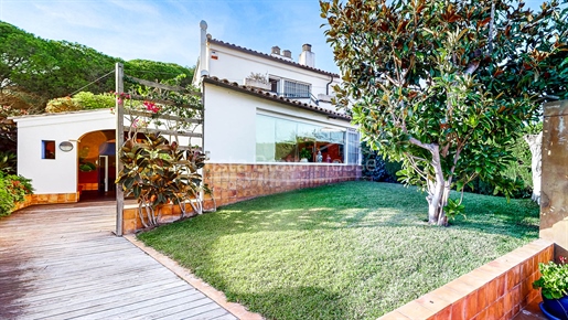 Corner terraced house with garden and spacious terraces in unbeatable location on La Fosca beach, Pa