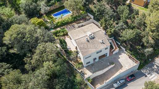 Exclusiva villa contemporánea en venta en Begur con jardín y piscina privada