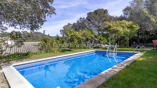 Exclusiva villa contemporánea en venta en Begur con jardín y piscina privada