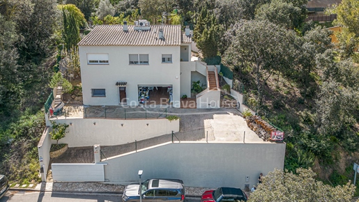 Villa contemporaine exclusive en vente à Begur avec jardin et piscine privée