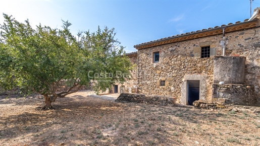 Casa de piedra en el casco antiguo de Corçà, Baix Empordà, con gran potencial de rehabilitación