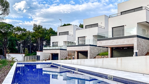 Villa moderne élégante à Llafranc, Costa Brava: vue sur la mer, jardin privé et piscine communautair