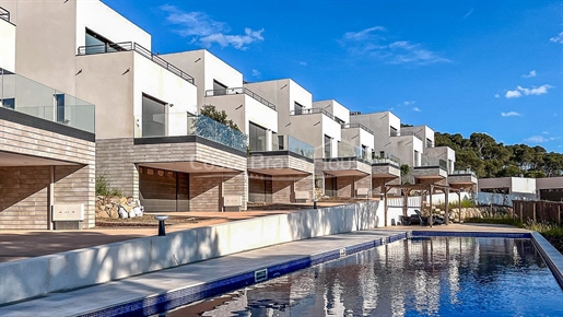 Villa moderne élégante à Llafranc, Costa Brava: vue sur la mer, jardin privé et piscine communautair