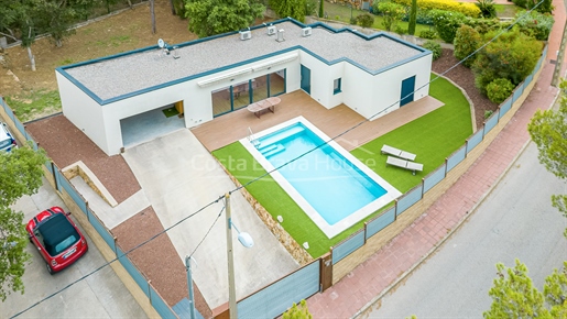 Dům v Tamariu se zahradou a vlastním bazénem | Exkluzivní nemovitost k prodeji