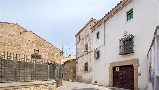 Charming house to reform in a quiet area in the centre of Begur, with patio and garage.
