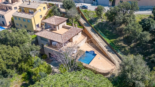 Huis met tuin en zwembad te koop in urbanisatie nabij Begur